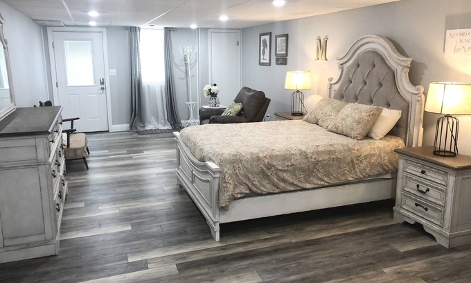 Tyler House | Entire Spacious Bristol Getaway with Farmhouse Charm
