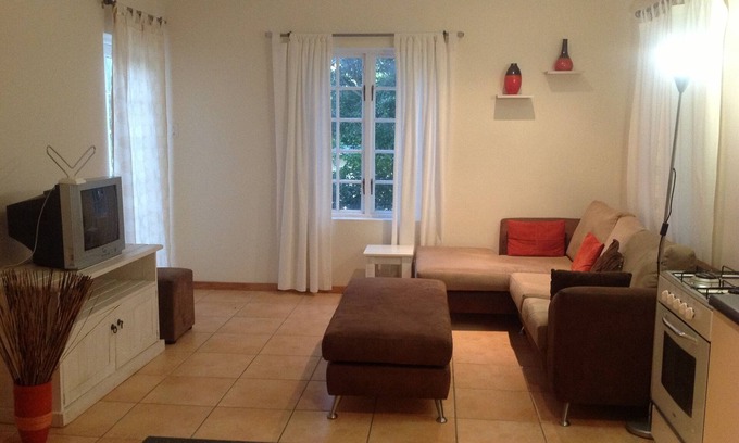 Summerstrand Cottage | Entire Spacious Flatlet To Yourself 1.5km away from the stunning beachfront