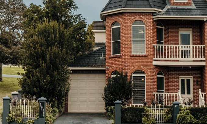 Warrnambool House | Entire Townhouse located close to the main street and the beach. Pet Friendly!