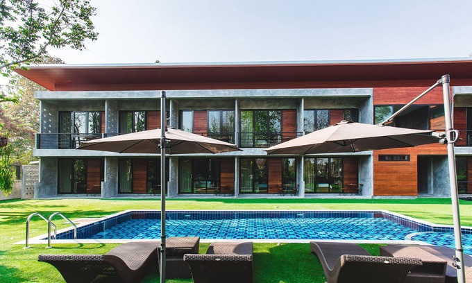 Chang Phueak Villa | Entire Villa · Stucco Loft Residency, 18 Bedrooms with Balcony & Pool, 36 Guests