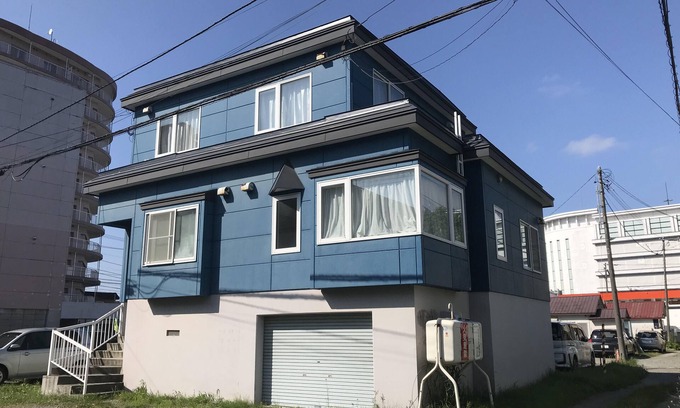 Chitose House | Entirely reserved.2 stops from New Chitose Airport, 3 minutes on foot from JR Chitose Station. 2 free parking lots.