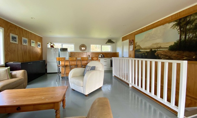 Houhora Cabin | Epic holiday or retreat venue- Massive yoga/chill room with beach only 1min away