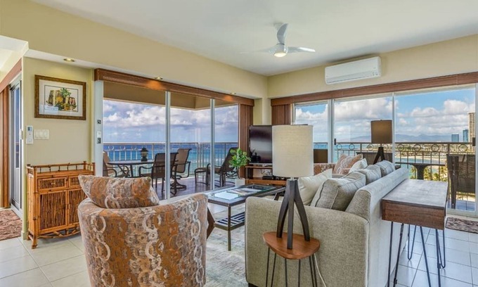 Waikiki Condo | Epic View w/Gourmet Kitchen–Waikīkī Shore #1100
