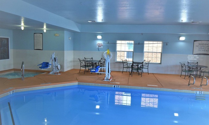 Northeast Heights Condo | Equipped King Suite | Free Daily Breakfast, Pool
