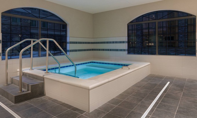 Midtown Anchorage Apartment | Equipped Queen Studio | Free Daily Breakfast, Business Center + Heated Indoor Pool Access