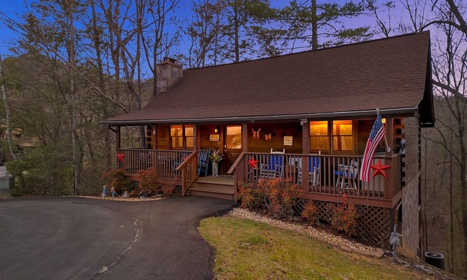 Pigeon Forge Cabin | ER107 - Smoky Mountain Charm - Great Location! Close To Town!