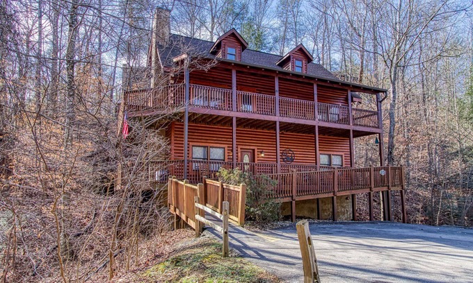 Pigeon Forge Cabin | ER305- Bear Right Inn- Great location- Close to town