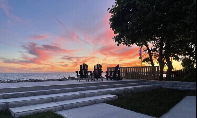 Leamington Cottage | Erie Shores Lakehouse! · Sunsets N Hot Tub