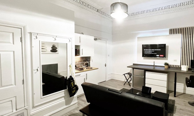 Waddon Apartment | Erin Court Mansion -Suite 11