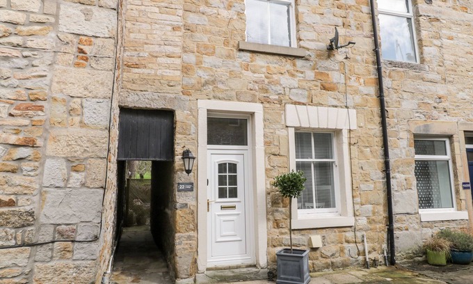 Skipton Cottage | ERMYSTED'S COTTAGE, with a garden in Skipton