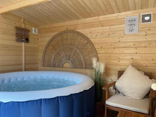 Saint-Martin Apartment | Escale Cosy à Pontoise Jacuzzi et terrasse