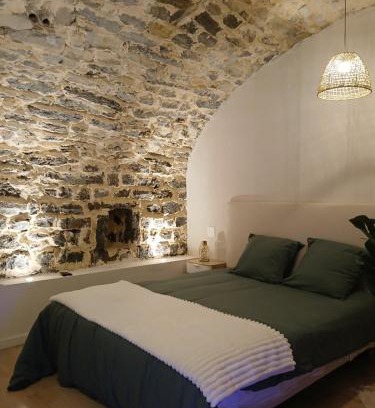 Villeneuve-de-Berg Apartment | Escapade romantique ardéchoise
