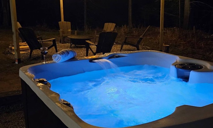 Harrison House | Escape for 8. HotTub, Gym, Firepit, Brook & Big Yard Near Outdoor Adventures