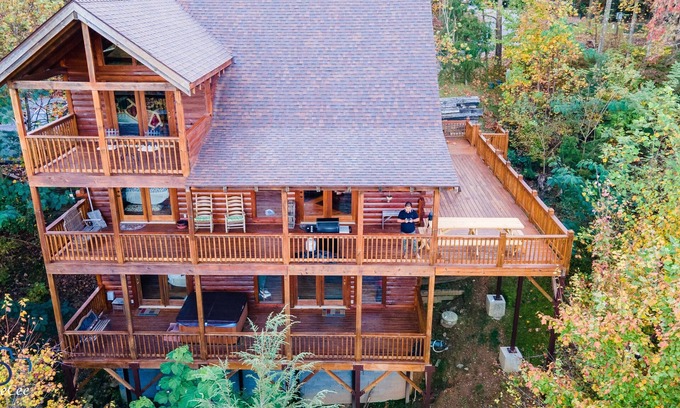 Gatlinburg - Pigeon Forge Cabin | Escape From Reality - Deluxe 7 person hot tub and large wrap around deck