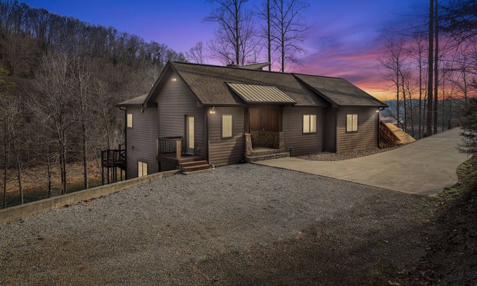 La Follette House | Escape Klaus-4 Bedroom/4 Bath sleeps 16 Quiet Deep Cove with 2 Slip Covered Dock