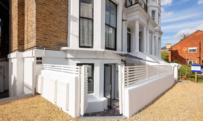 Snaresbrook Apartment | Escape London in London - Wanstead Village