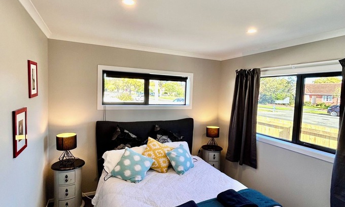 Palmerston North House | Escape on Esplanade: (Cozy 2-Bedroom Home near Park & Pool.