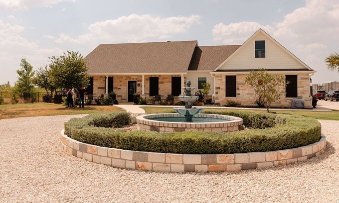 Taylor House | Escape the City to Tequila Ranch! Your private oasis on 2 acres!