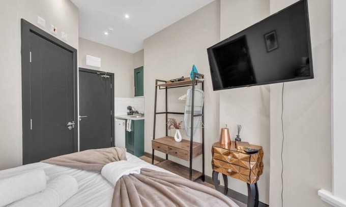 Shacklewell Apartment | Escape the Ordinary: Cozy and Charming Studio