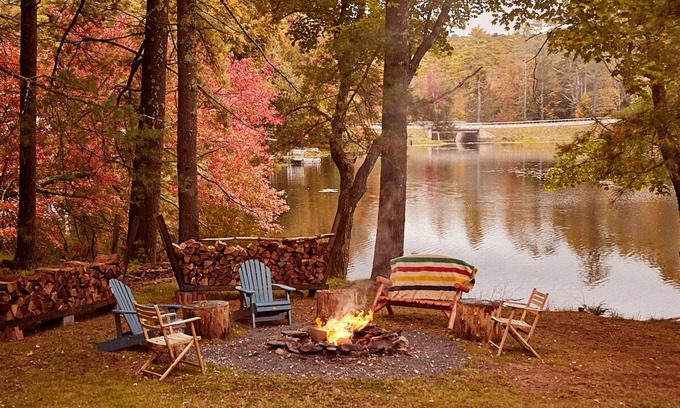 Yulan House | Escape to a Modern Waterfront Retreat in The Catskills.