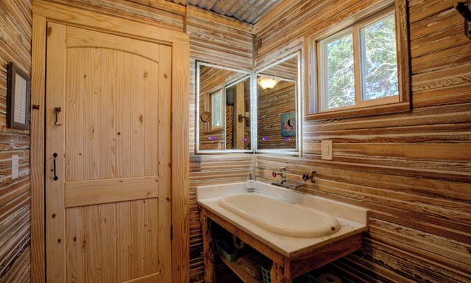 Canyon Lake Cabin | Escape to a peaceful retreat close to Canyon Lake Guadalupe River New Braunfels