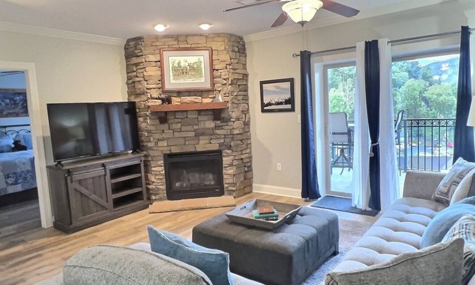 Gatlinburg Condo | Escape to a Smoky Mountain Paradise: Book Your Dream Vacation Condo Today!