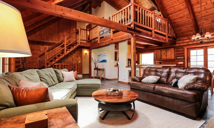 Haywood Cabin | Escape to cozy spacious log cabin in woods