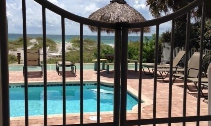 Independence Square Condo | ESCAPE to enjoy the most beautiful SUNSETS on the Gulf of Mexico!
