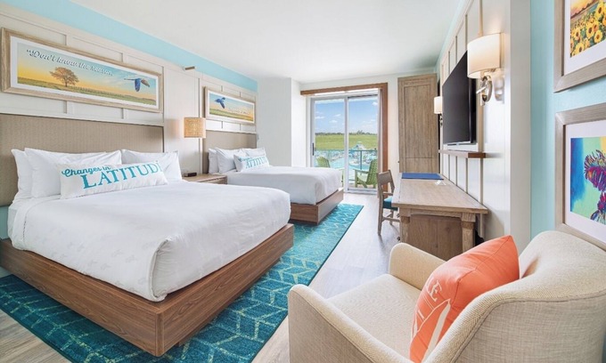 I-435 West KC-KS Hotel | Escape to Island Vibes in a Kansas City Retreat w/Swimming Pool & Pet Friendly
