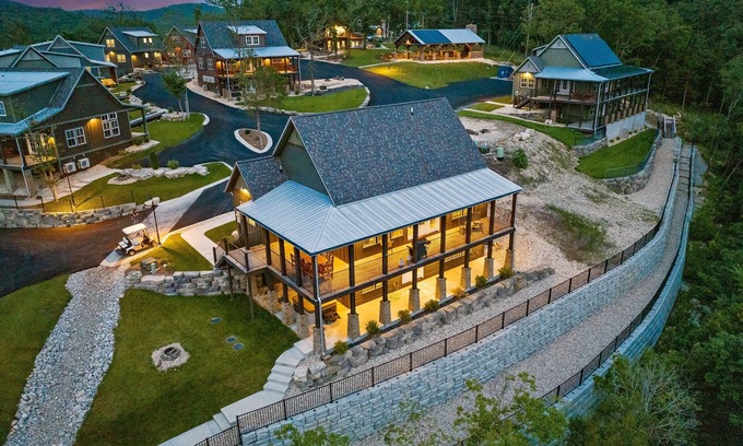 Kimberling City Cabin | Escape to Luxury, Modern Farmhouse Oasis W/Hot Tub, Scenic Views, Amenities!