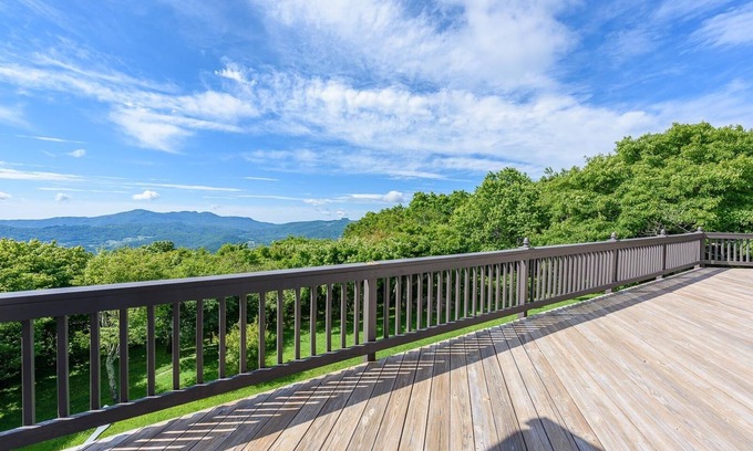 Banner Elk House | Escape to Magnificent Views & Easy Access