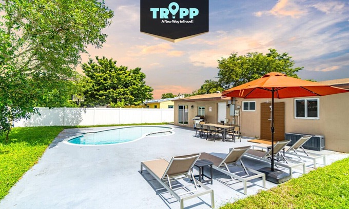 Boulevard Heights House | Escape to Private Poolside Bliss