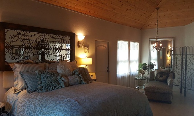 San Andreas Villa | Escape to Querencia, Murphys Hilltop Hideaway w/ In Room Spa!