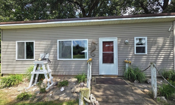 Fulton Cottage | Escape to the quiet countryside and relax at our cozy beach-themed cottage.
