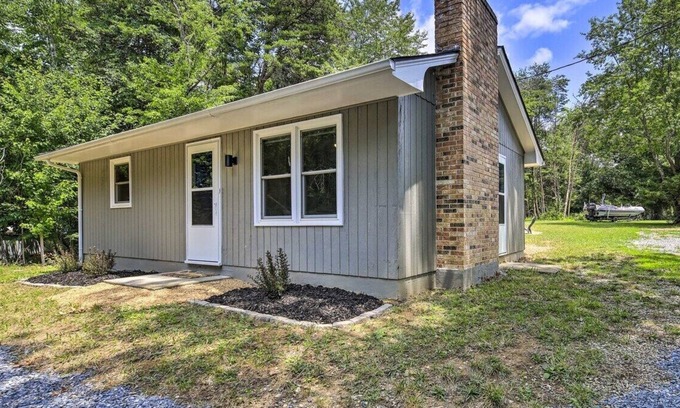 Ingles House | Escape to this charming home in the Dehaven Park area of Claytor Lake