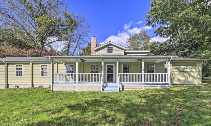 Ingles House | Escape to this charming home in the Dehaven Park area of Claytor Lake