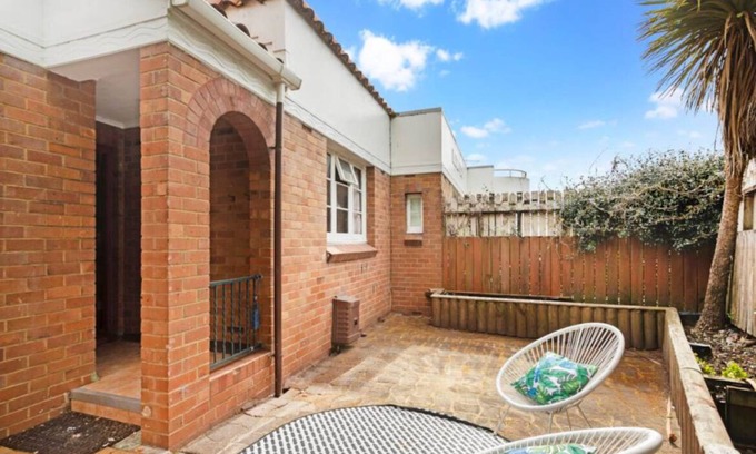 Mount Eden House | Escape to this sun-kissed double bedrooms Mount Eden mountain view house