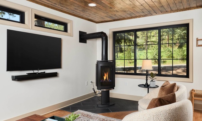 Cascade Cabin | Escape to Riverhouse South: Relaxing Hot Tub, Fire Table & Cold Plunge