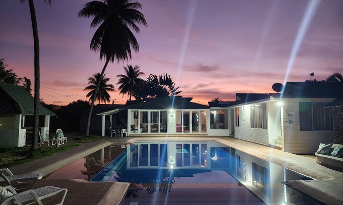 Ricaurte House | Espectacular Casa con amplios espacios para disfrutar, muy buena ubicación.