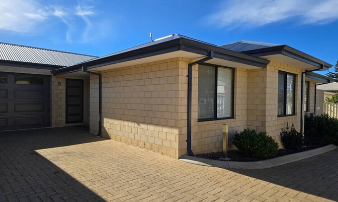 Esperance House | Esperance Break Away