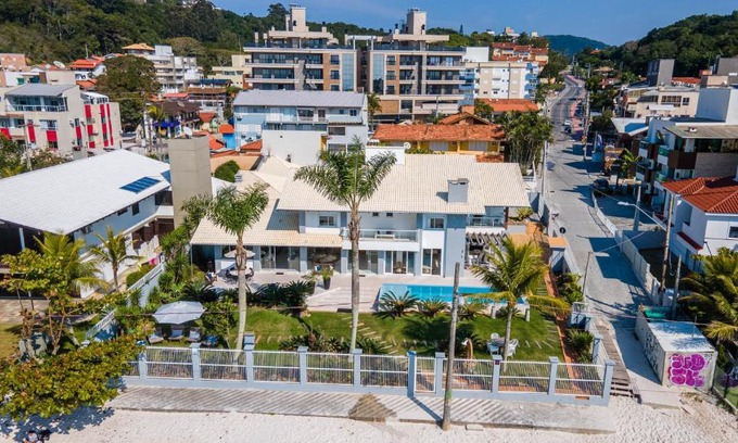 Centro House | Espetacular Casa Frente ao Mar em Bombinhas - SC