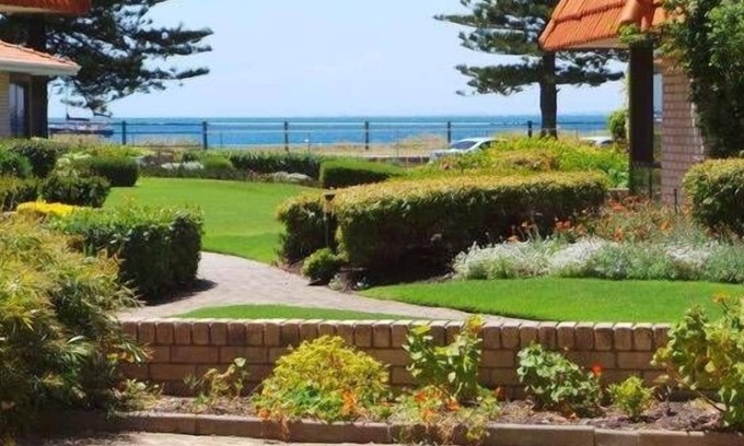 Rockingham Apartment | Esplanade Rockingham, opposite the beach