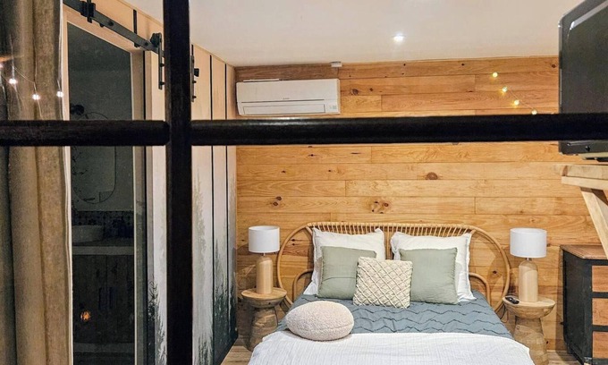 Toulon Bed & Breakfast | Essencia - self-catering cottage in the Toulon hills with spa, air conditioning and parking