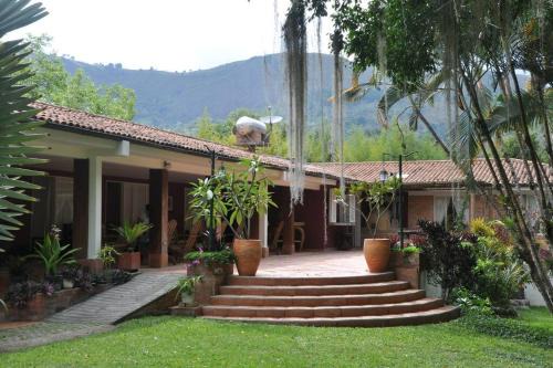 Pacho Villa | Estación Bambusa, Casa familiar Los Naranjos