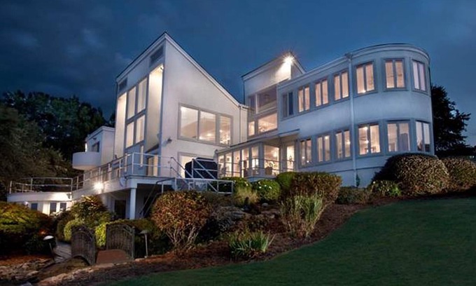 Seneca House | " Estate on the Lake" 7 BR/7 BA, 6 Suites, Over 8,400 Square Feet! Private Pool!