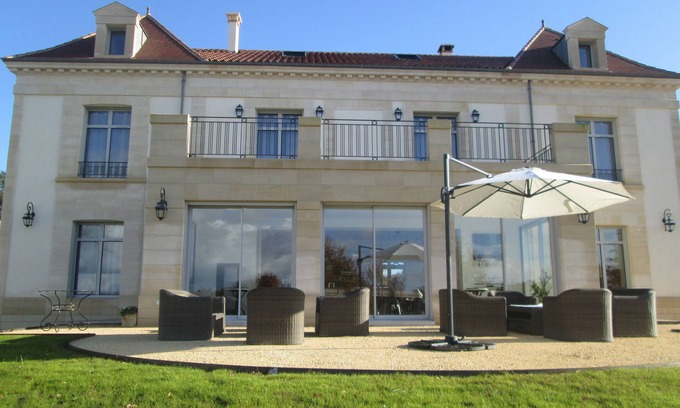 Bergerac House | Estate with tennis and swimming pool in a 6 hectare park