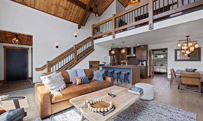 Estes Park Cabin | Estes Dream! Brand New End Unit with Two Patios, Indoor/Outdoor Fireplace and Jacuzzi