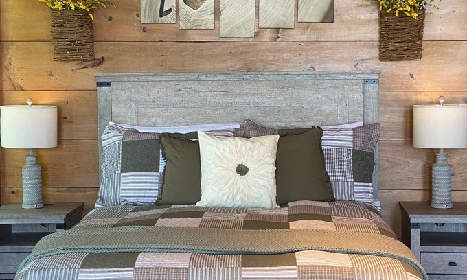 Eureka Springs Cabin | Eureka Springs Riverview Oasis: A Serene Retreat Overlooking the White River