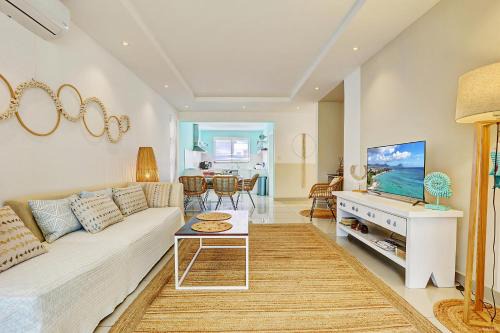 La Preneuse Apartment | EUREKA-SUR-MER Stylish & Cosy Apartment, 100 mts from beach, pool
