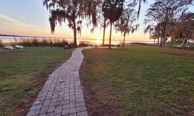 Eustis House | Eustis Fl- Lakefront Minie Ranch. Private ,fenced, off main drag, walk to town.